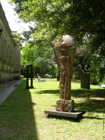 CUSTODIA, granito, hierro y acero, 180 cm. de altura, 2000-20005, expuesta en el Museo Raggio.