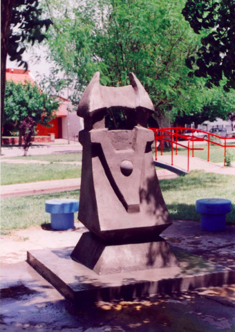 EL MENSAJERO, hormigón, 200 cm. de altura, 1999, emplazada en General Roca, Rio Negro.