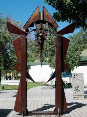 PORTAL DE LA EQUIDAD (en proceso), hierro, 300 cm. de altura, 2013.