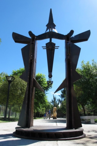 PORTAL PARA EL DESCANSO DEL GUERRERO, hierro, 350 cm. de altura, 2012, emplazada en el Parque de la Memoria de Lanús.