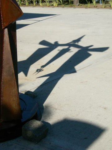 PORTAL PARA EL DESCANSO DEL GUERRERO (sombras), hierro, 350 cm. de altura, 2012, emplazada en el Parque de la Memoria de Lanús.